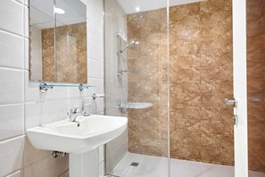 Shower, free toiletries, hair dryer, slippers - Silkhaus Nova Tower DSO (Dubai)