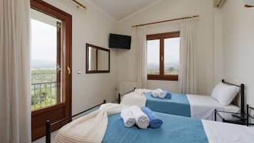 4 間睡房、房內夾萬、書桌、熨斗/熨衫板