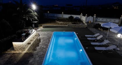 Villa Ero
Lux villa near Nafplio with pool, cinema room, grand piano