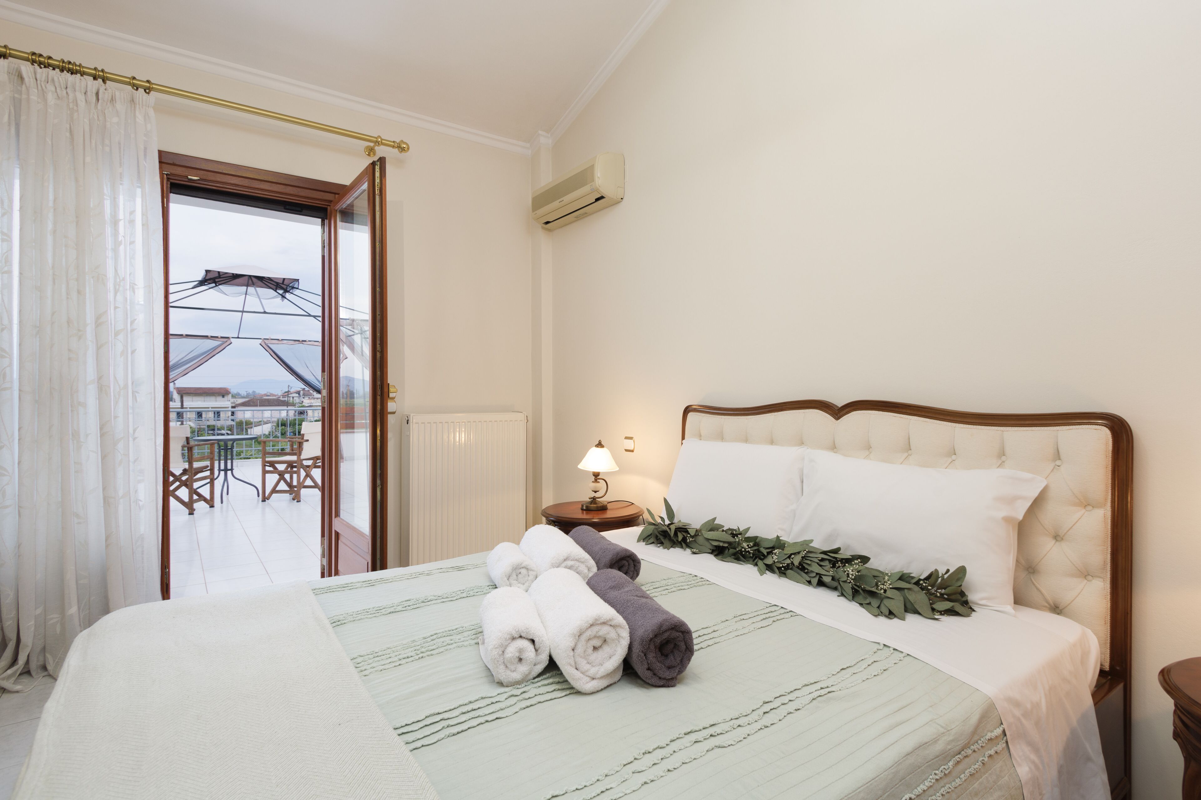 4 soveværelser, pengeskab på værelset, skrivebord, strygejern/strygebræt