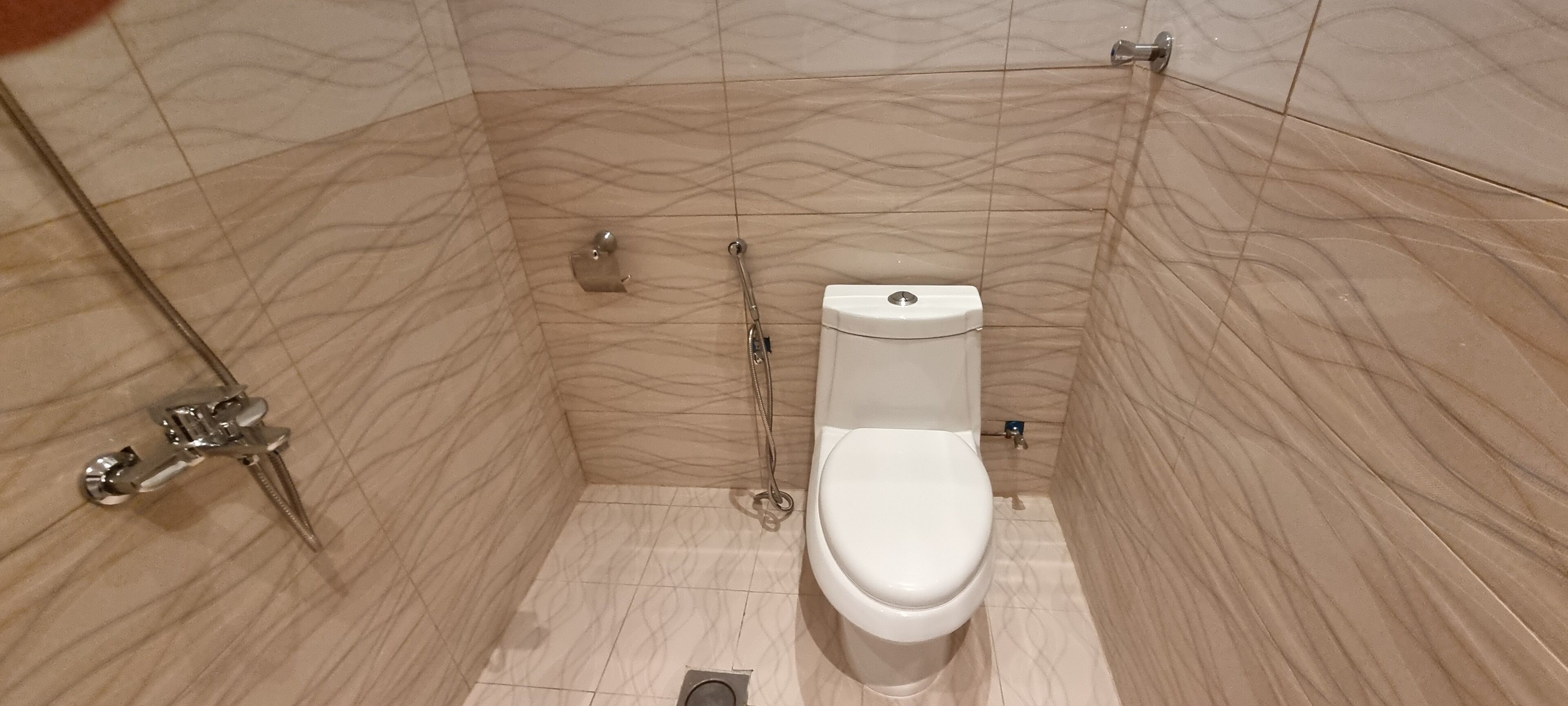 Basic Single Room | Bathroom | Shower, rainfall showerhead, bidet, towels