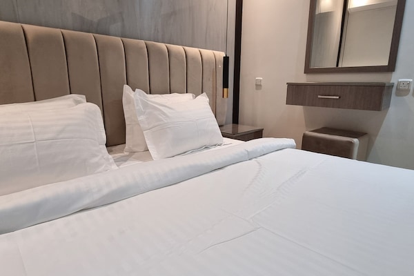 Egyptian cotton sheets, premium bedding, pillowtop beds, free WiFi