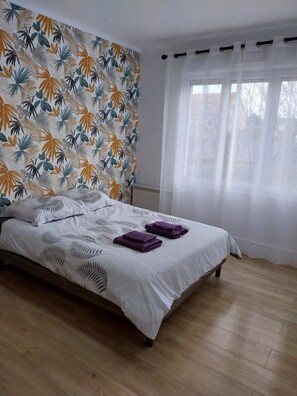 1 habitación, tabla de planchar con plancha y ropa de cama