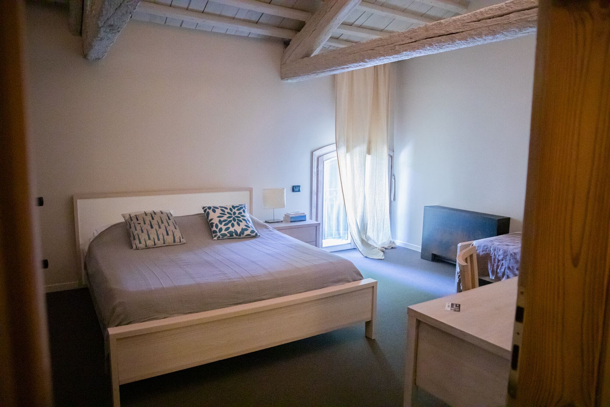 Skrivbord, arbetsyta för laptop, gratis wi-fi och sängkläder