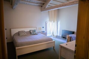 Escritorio, espacio para trabajar con un portátil, wifi gratis