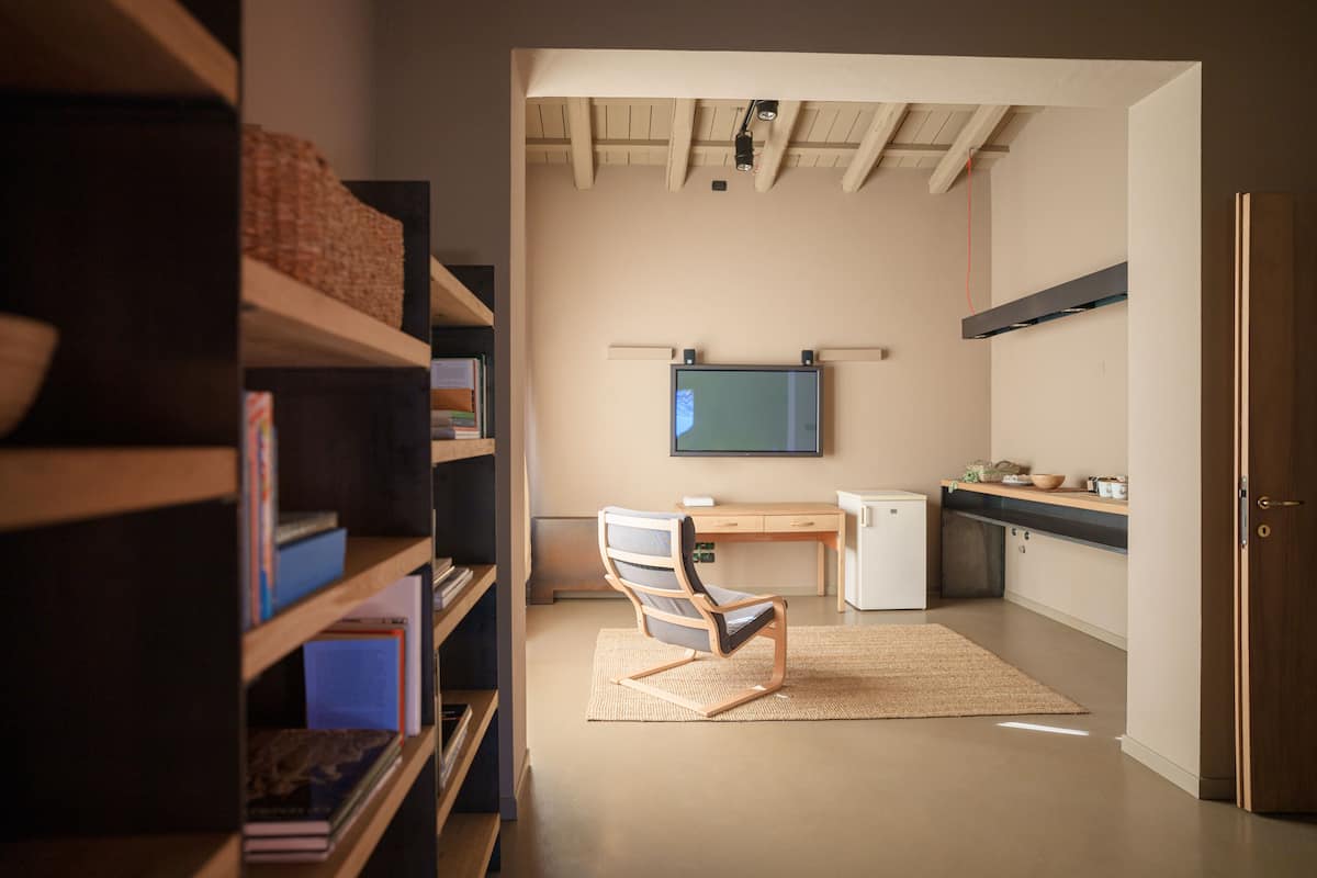 1 habitación, escritorio y espacio para trabajar con laptop