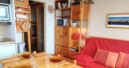 Studio Cabine au Calme, Proche des Pistes et du Centre, Balcon, TV