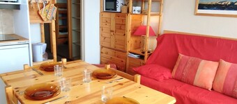 Quiet Studio Cabin, Near Slopes and Center, Balcony, TV