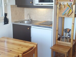 Kylskåp, mikrovågsugn, ugn och kaffe- och tebryggare