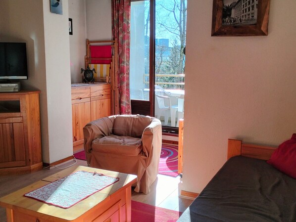 TV - 2-room apartment near slopes, balcony, sleeps 4-6 (Villard-de-Lans)