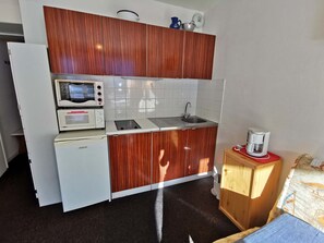 Fridge, microwave, stovetop, coffee/tea maker