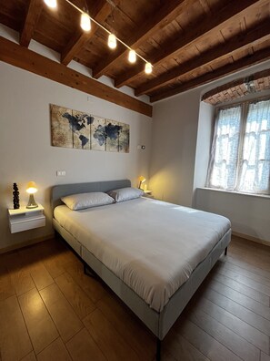 2 chambres, bureau, chambres insonorisées, fer et planche à repasser