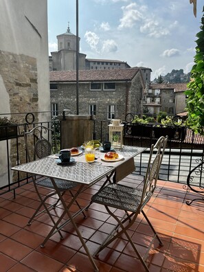 Outdoor dining - "ANTICA TERRAZZA" Charme & Relax (Bergamo)