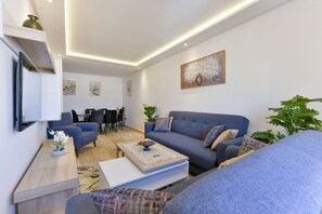 Smart-TV, Bücher, Musikbibliothek, Videothek