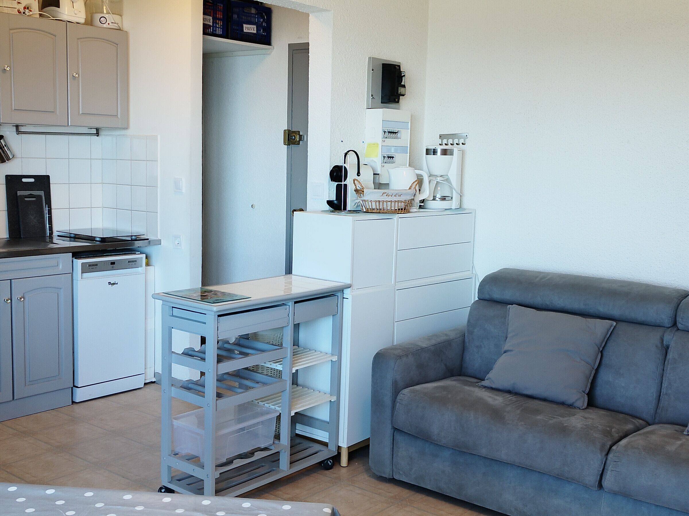 Kühlschrank, Mikrowelle, Herdplatte, Geschirrspüler