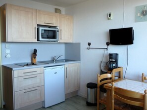 Jääkaappi, mikroaaltouuni, liesi, kahvin-/teenkeitin