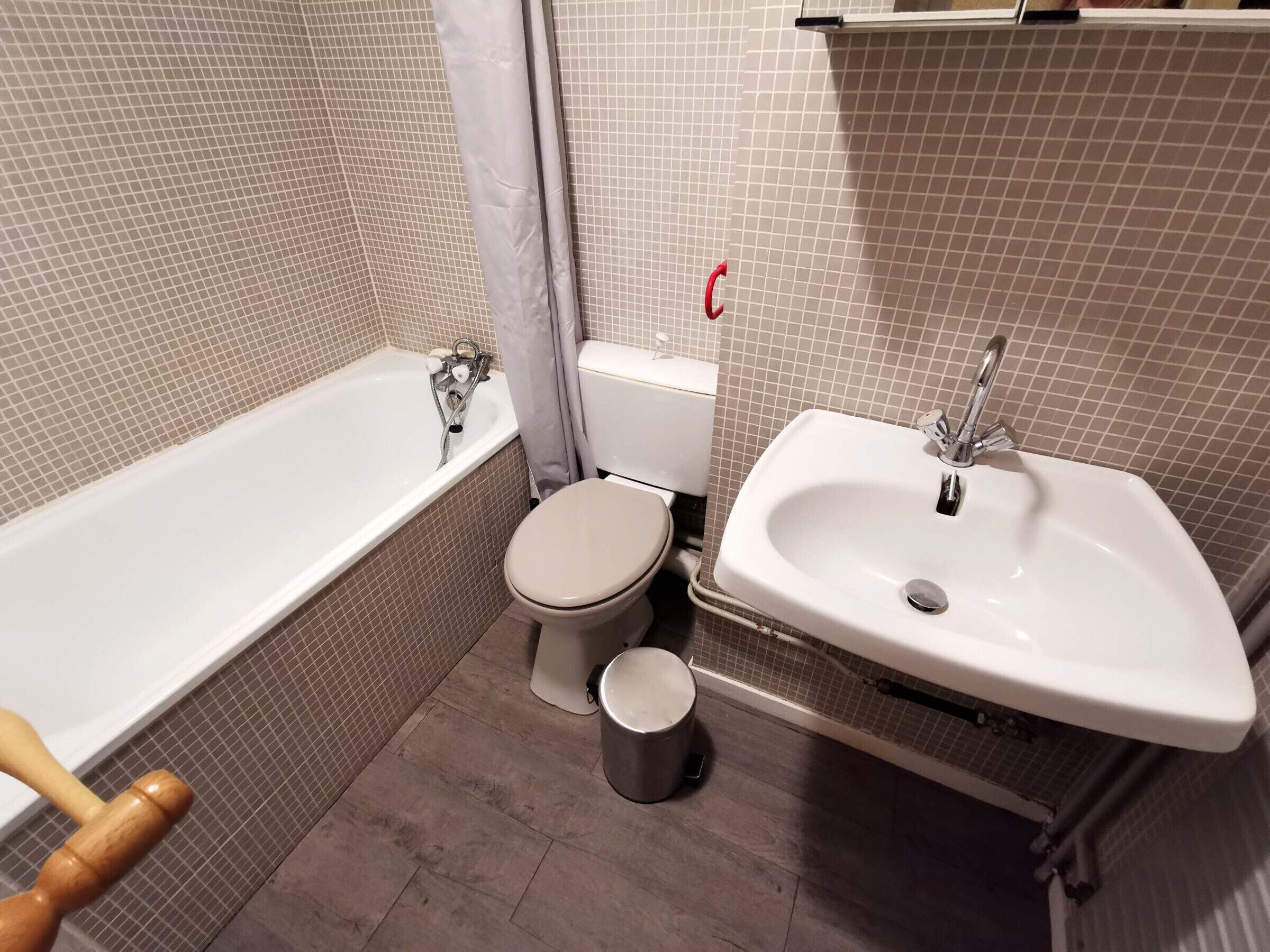 A bathroom with a bathtub, toilet, and sink.