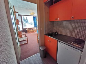 Fridge, microwave, stovetop, coffee/tea maker - Studio cabin slopeside, southeast balcony (Les Adrets-Prapoutel)
