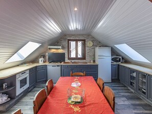 Oven, dishwasher, coffee/tea maker - Charming Village House for 8, Near Ski Resorts, Fully Equipped, Non-Smoking (Betpouey)