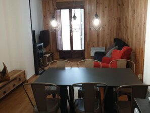 Dining - Cozy Mountain Apartment with Fireplace near Astun & Candanchu Ski Resorts (Canfranc)