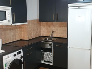 Microwave, oven, stovetop, coffee/tea maker - Cozy Mountain Apartment with Fireplace near Astun & Candanchu Ski Resorts (Canfranc)