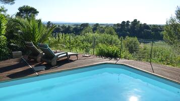 Een buitenzwembad en een verwarmd zwembad