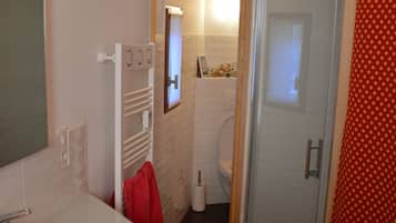 Douche, sĂšche-cheveux, serviettes fournies, savon