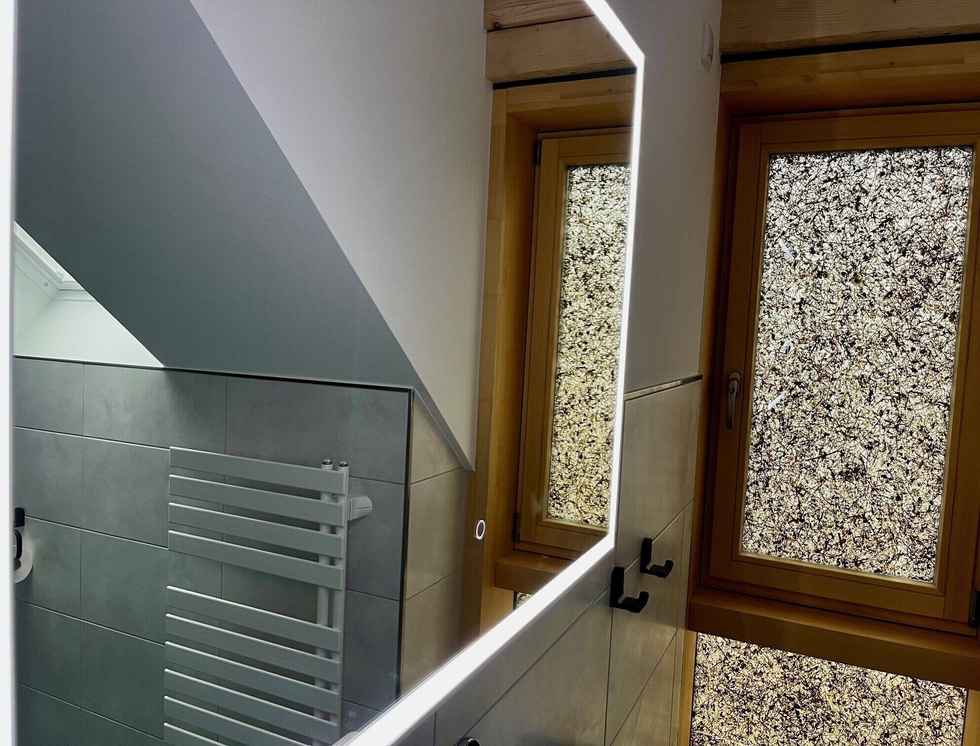 Hiustenkuivaaja, pyyhkeet, saippua, vessapaperi