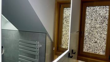 Hiustenkuivaaja, pyyhkeet, saippua, vessapaperi