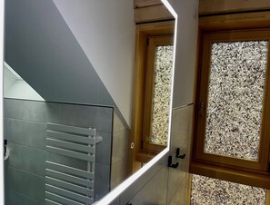 Hiustenkuivaaja, pyyhkeet, saippua, vessapaperi