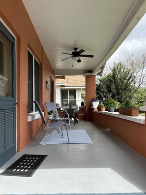 Outdoor dining - Charming Bungalow in Augusta close to the Masters  (Augusta)