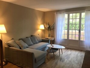 Living area - Beau Duplex Résidence Piscine, 200m des Plages (Saint-Raphaël)