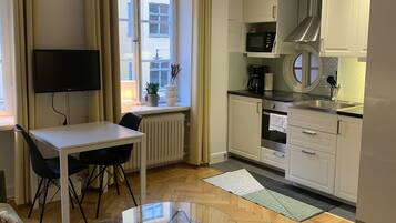 Stort kylskÄp, mikrovÄgsugn, ugn och brödrost