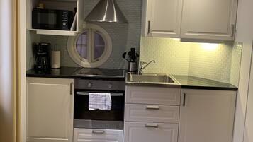 Stort kylskÄp, mikrovÄgsugn, ugn och brödrost