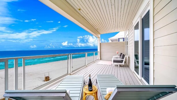 Ein Balkon mit Blick auf den Strand und das Meer.