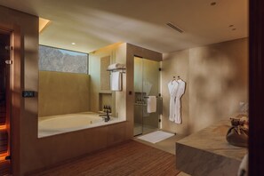 Four-Bedroom Pool Residence, Ocean View | Banheiro | Banheira e chuveiro separados, secador de cabelo, roupões de banho 