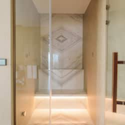 Minibar, sistema de insonorización y tabla de planchar con plancha