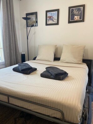 Strykjärn/strykbräda, resesäng, wi-fi och sängkläder