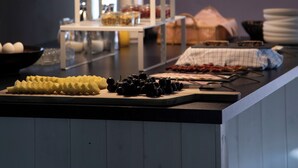 A breakfast bar with various food items and a coffee station. - Hotel Strandgaarden (Læsø)