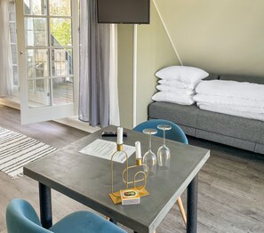 Deluxe Suite | Free cribs/infant beds, free WiFi, bed sheets - Hotel Strandgaarden (Læsø)