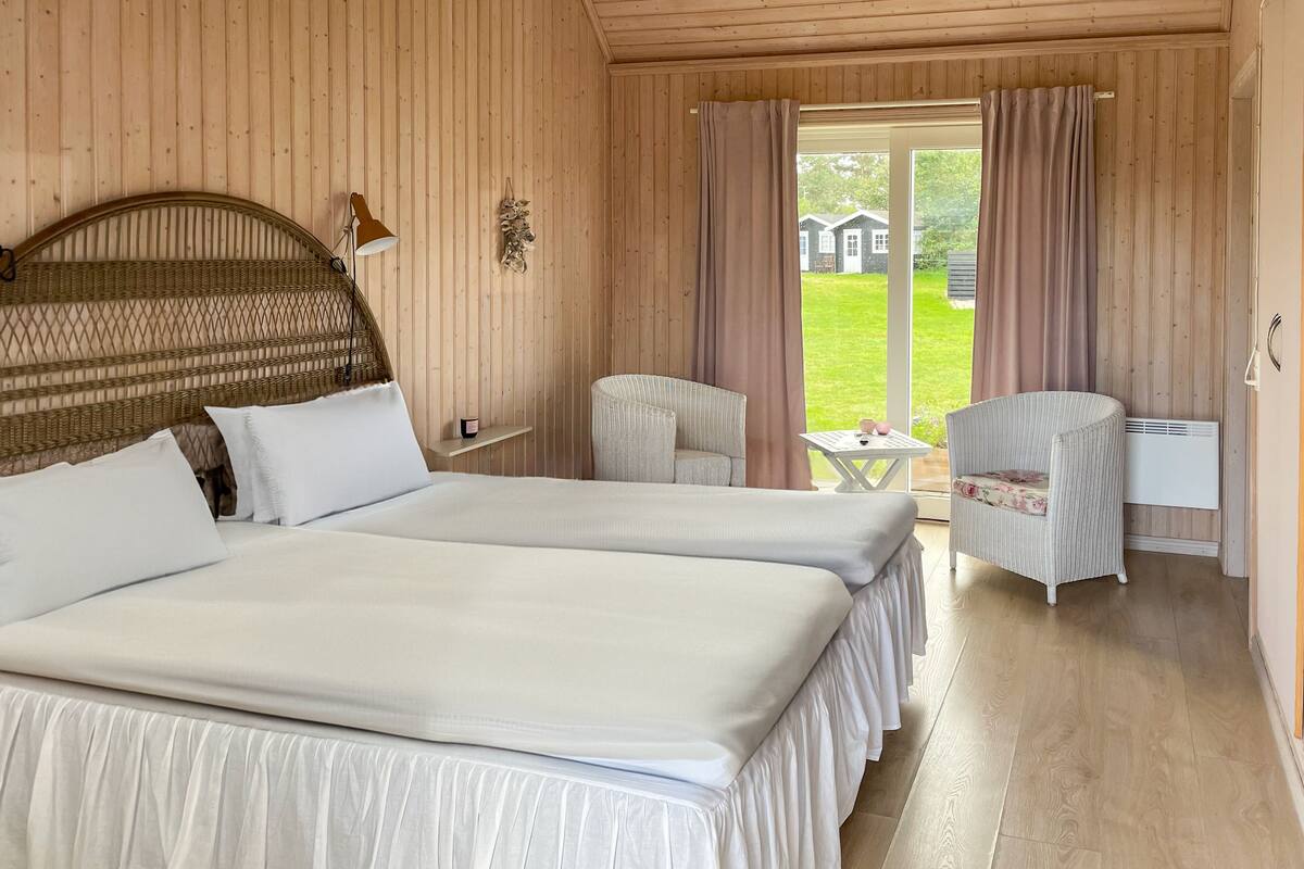Un dormitorio con una cama grande, un escritorio y una silla.