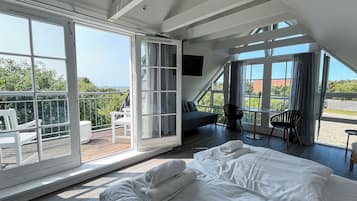 Deluxe Suite | Free cribs/infant beds, free WiFi, bed sheets