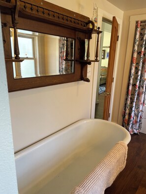 Hårføner, håndklær og toalettpapir