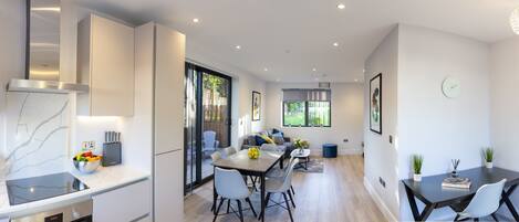 Réfrigérateur, micro-ondes, four, lave-vaisselle