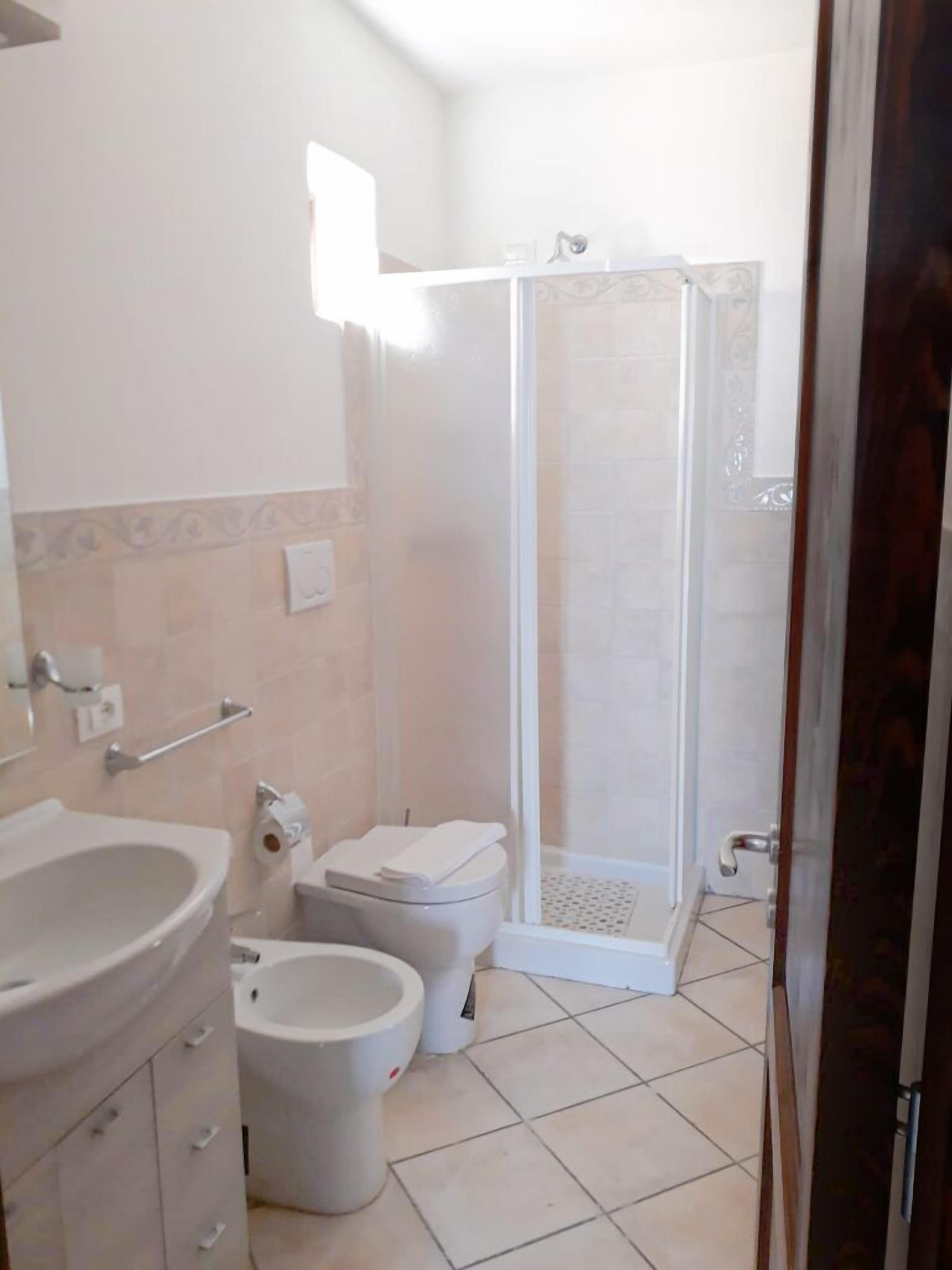 Deluxe Studio | Bathroom