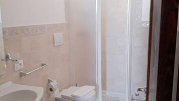 Deluxe Studio | Bathroom