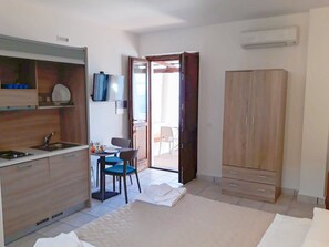 Deluxe Studio | Ruang tamu | 24 inci televisyen skrin rata dengan satelit 