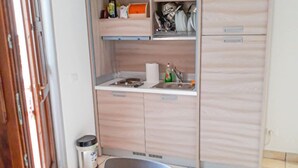 Une cuisine compacte avec un coin repas.