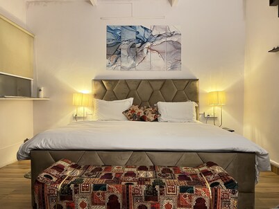 A king size bed and urban retreat in the heart of Hauz Khas Village.