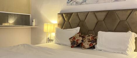 1 bedroom, desk, iron/ironing board, WiFi